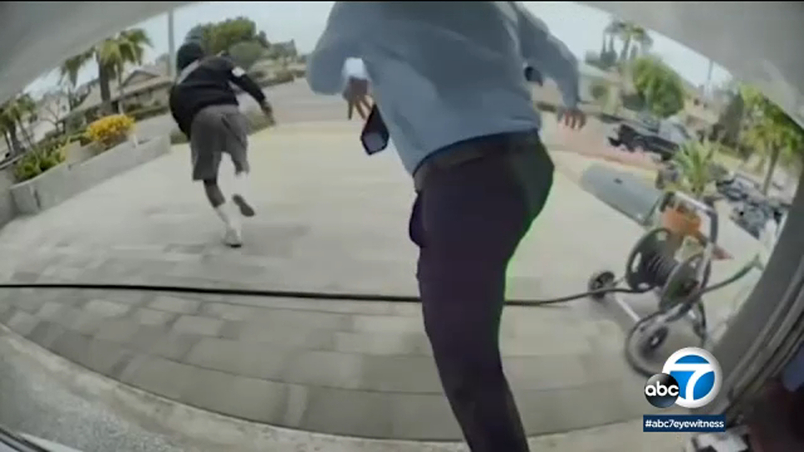 Featured image for Marine veteran fights off attempted robbery by 3 men in broad daylight.