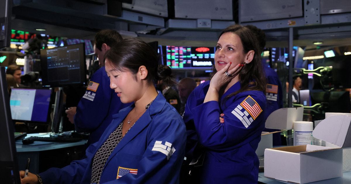 Stocks Soar as Dow Extends Winning Streak, Tech Earnings Impress