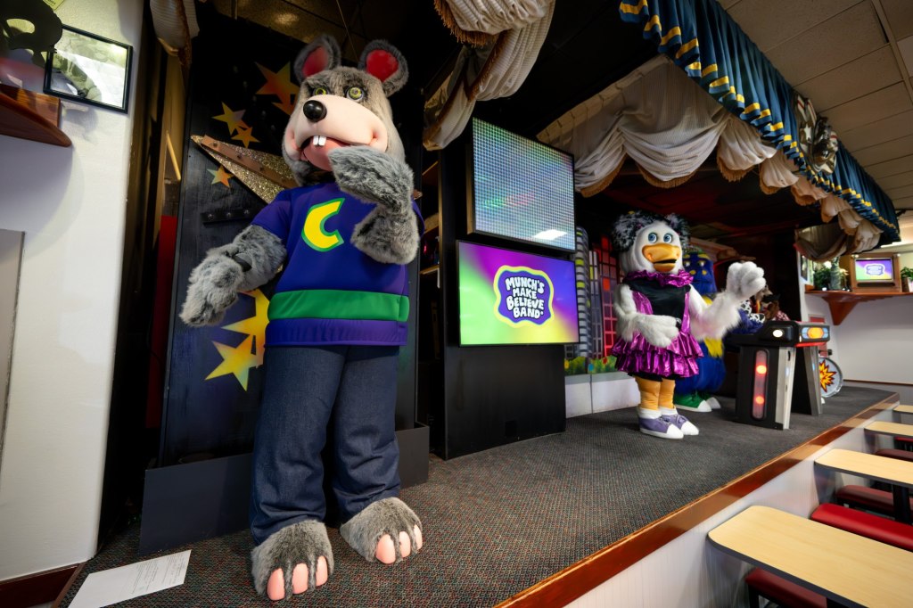 Featured image for The Last Chuck E. Cheese Animatronic Band Survives, But Not in San Jose