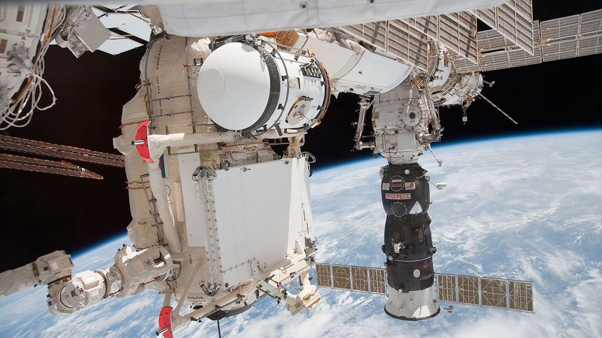 Russian spacewalk outside space station delayed, astronauts prepare for Friday mission.