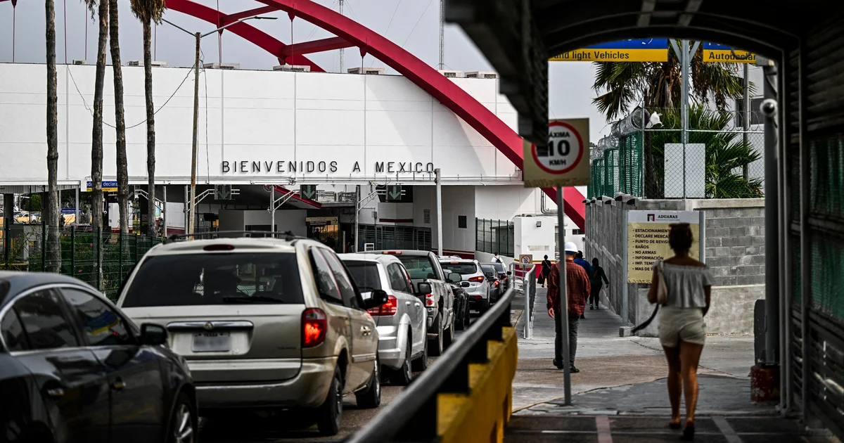 Featured image for U.S. Immigrant Population Declines for the First Time Since the 1960s