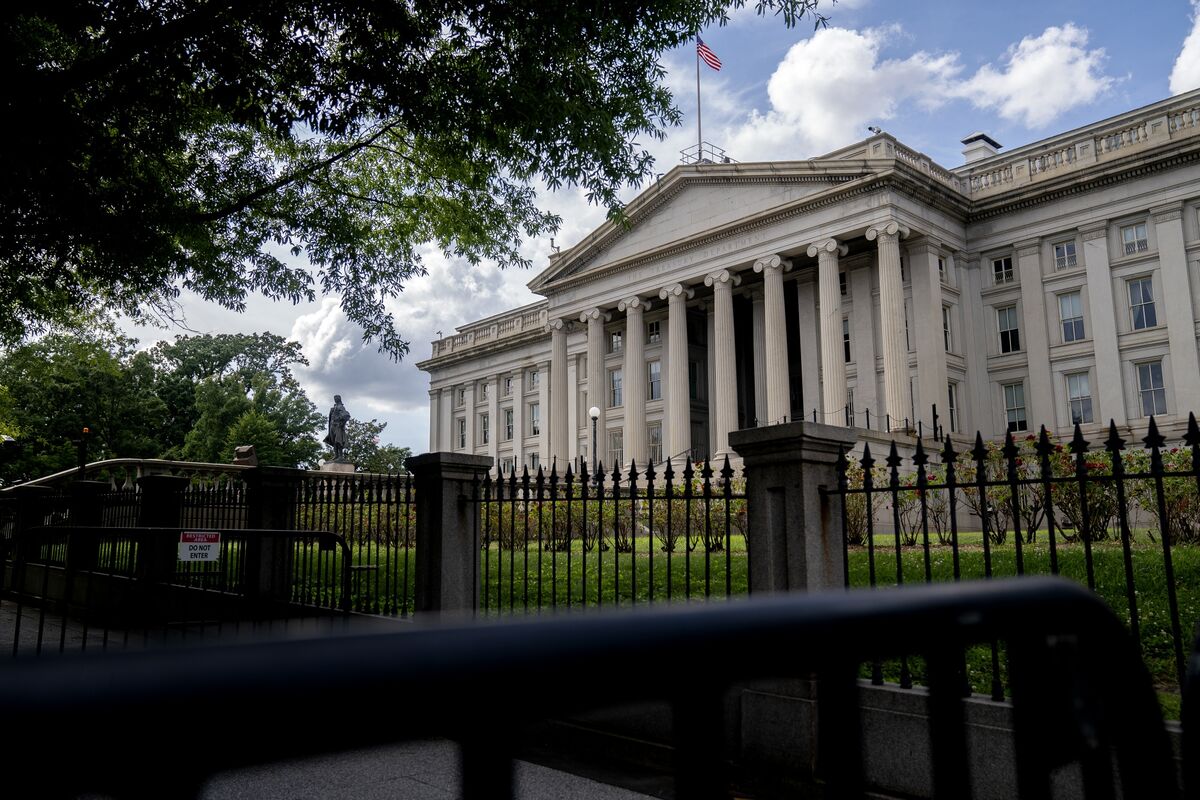 U.S. Treasury Yields Climb Near 5% Amid Market Turmoil