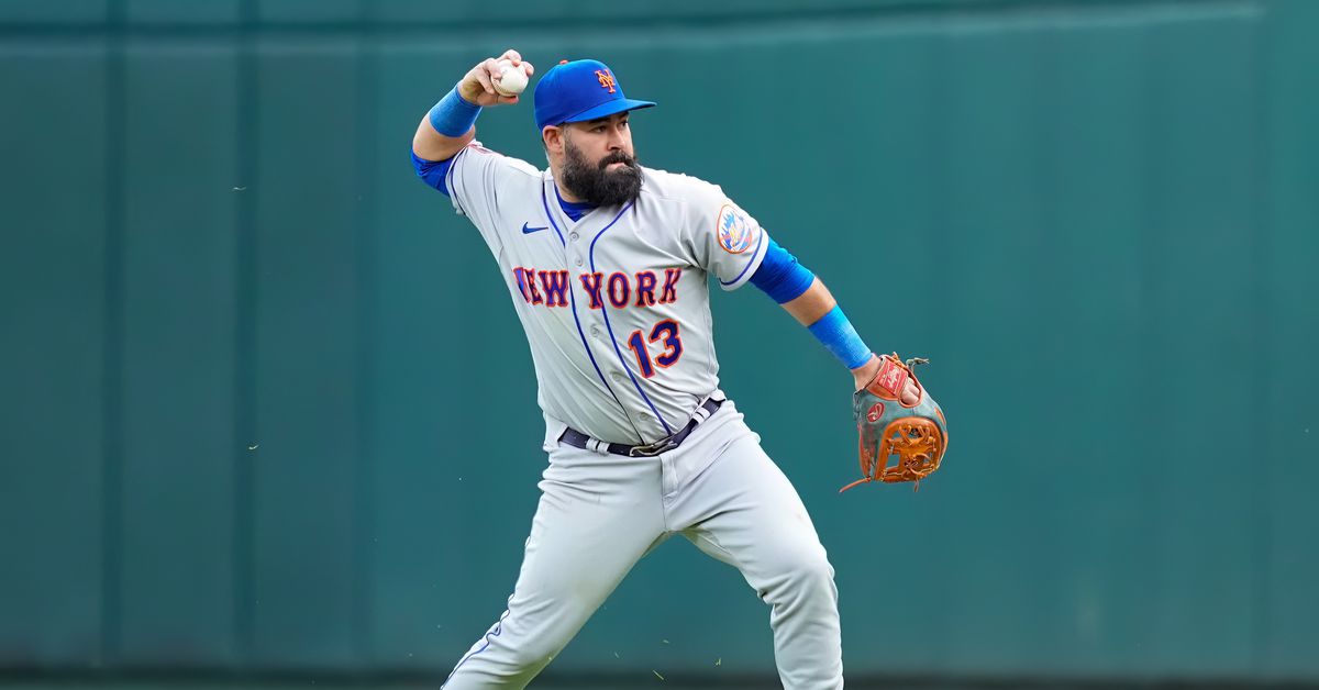 Mets lose slugger Pete Alonso to IL with wrist injury.