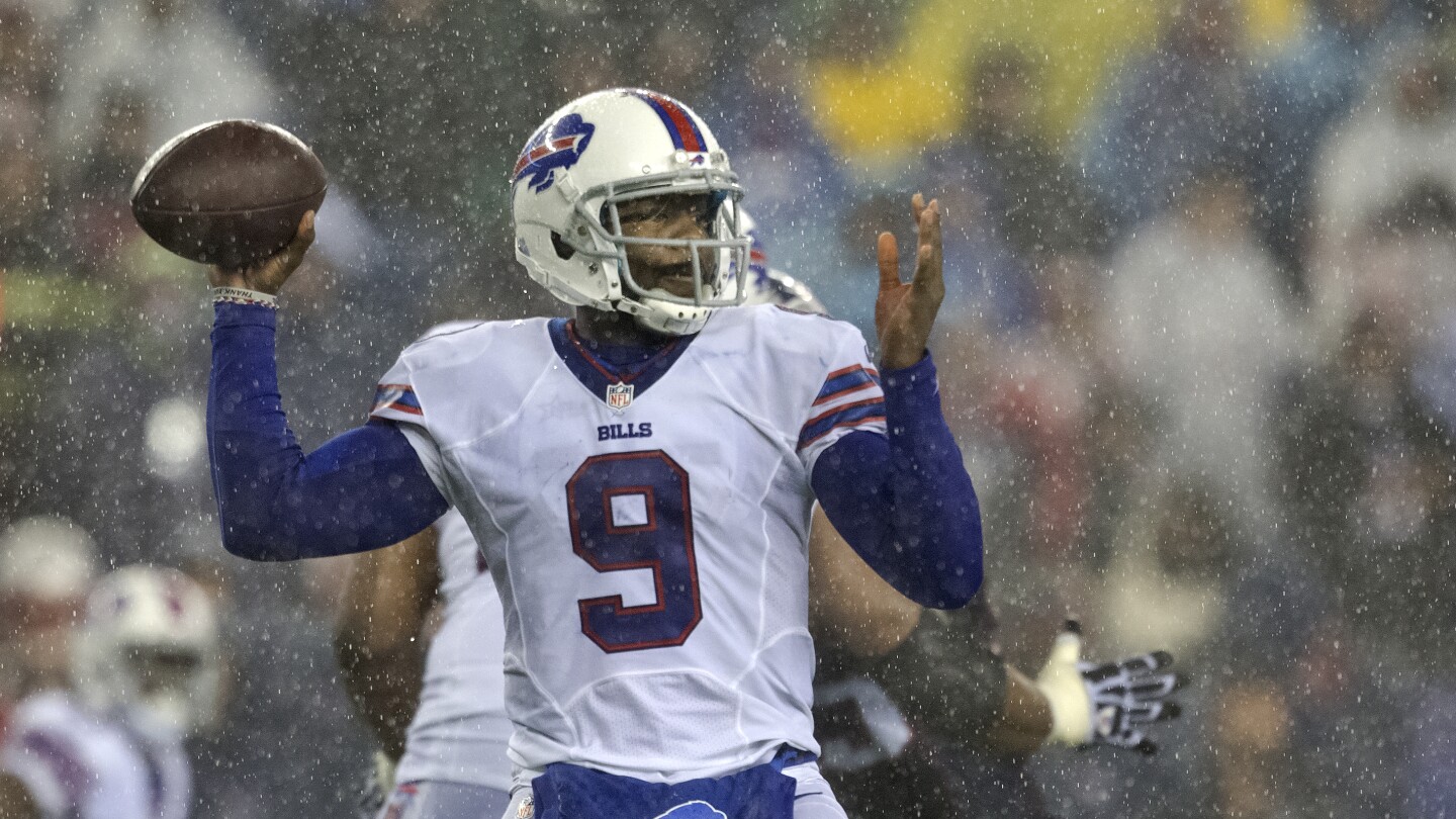 "Thad Lewis Emerges as Top Candidate for Buccaneers Offensive Coordinator Role"