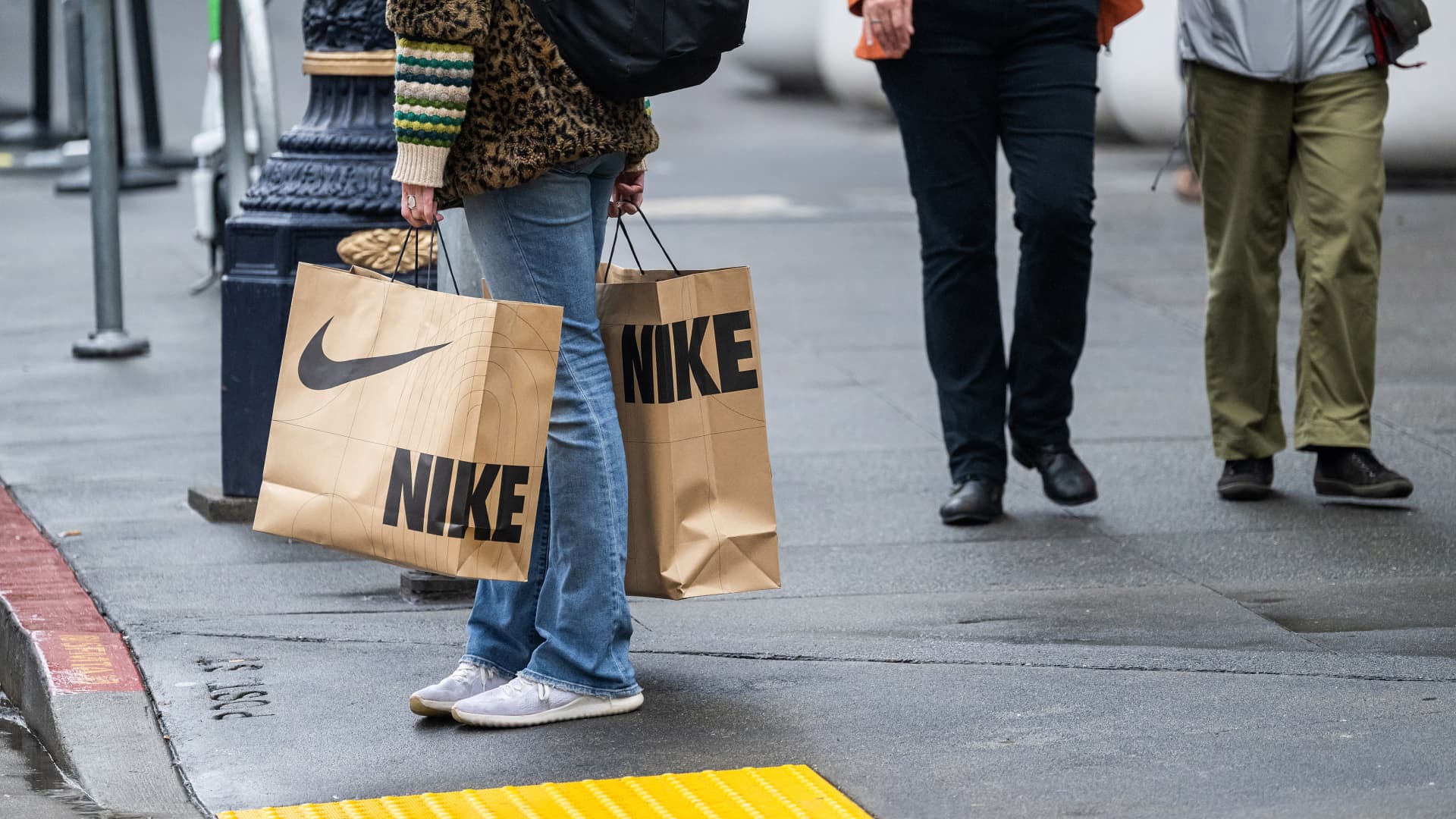 Featured image for Nike Surpasses Earnings Expectations Despite Stock Decline