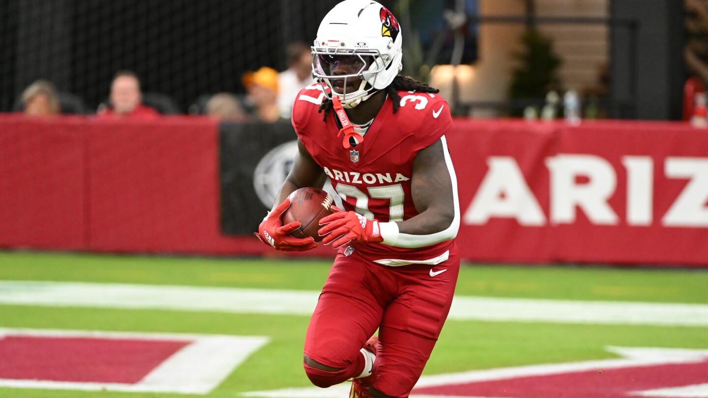 Featured image for Patriots bolster RB depth with veteran D’Ernest Johnson signing