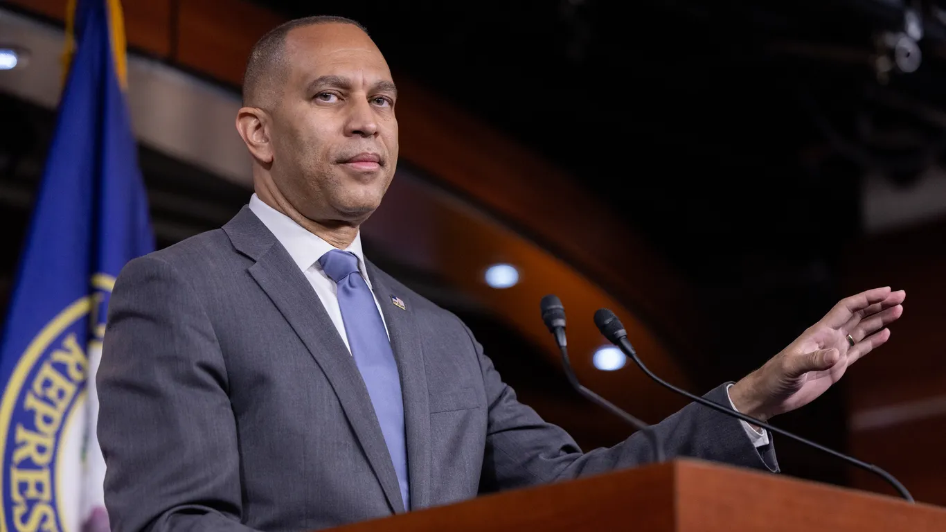 Hakeem Jeffries Reaffirmed as House Democratic Leader Amid Party Challenges