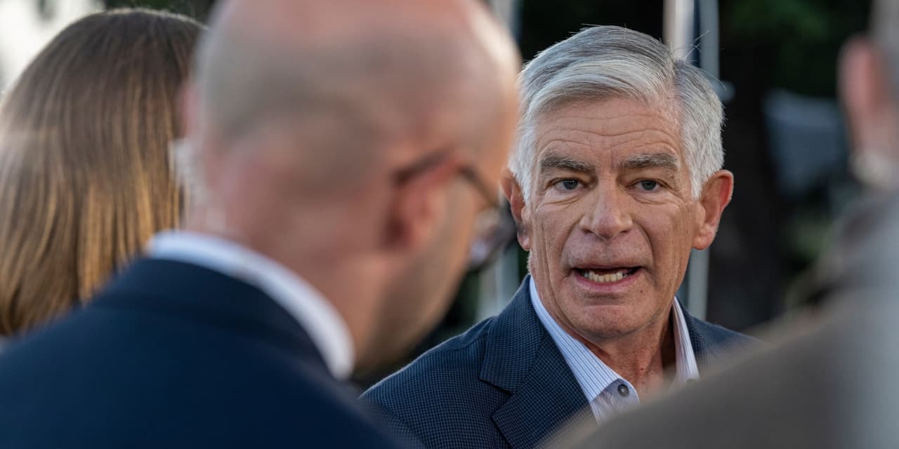 Experts Predict Fed to Skip June Rate Hike