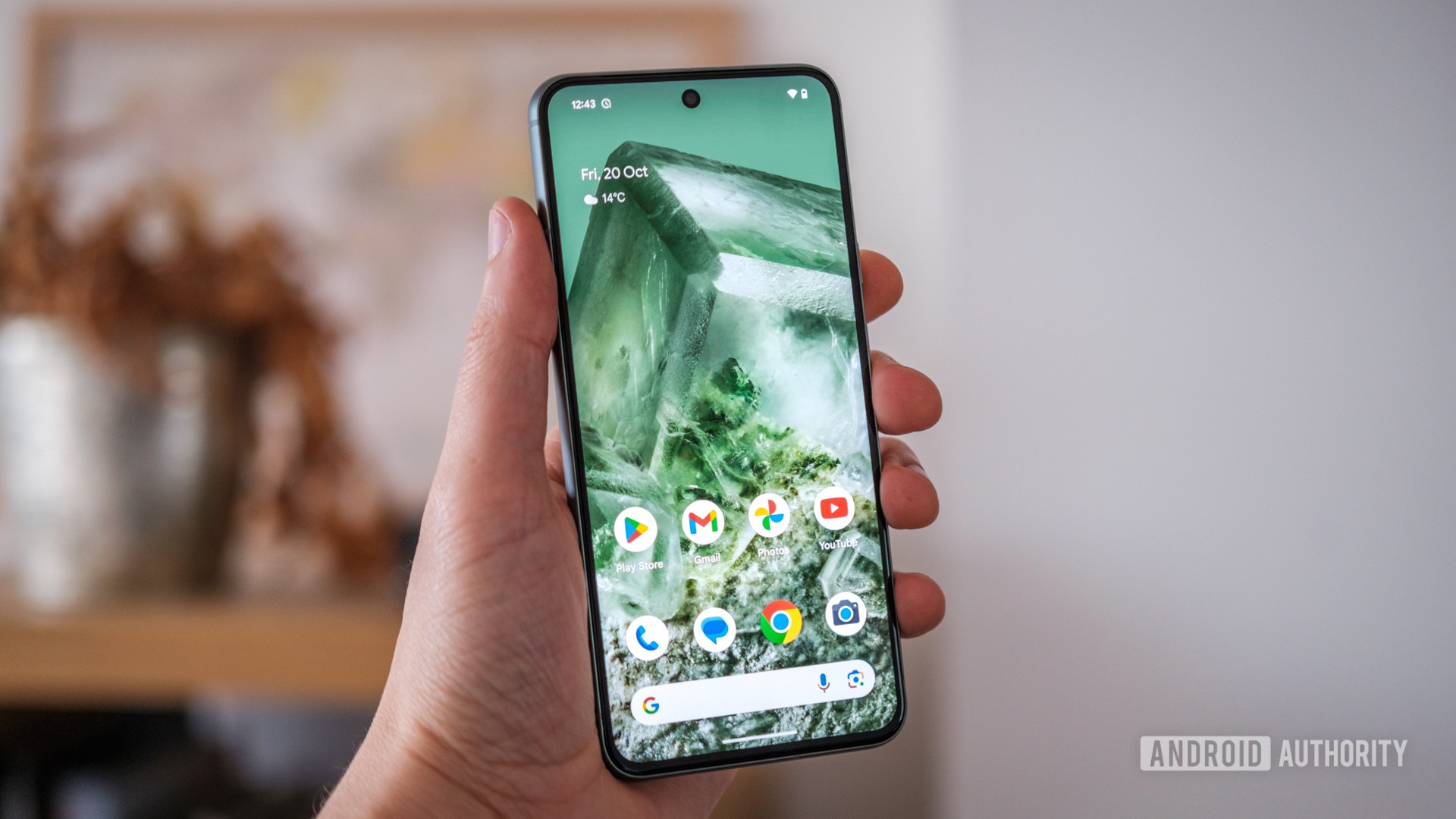 Featured image for "Google's Gemini Nano Confirmed for Regular Pixel 8 Despite Hardware Limitations"