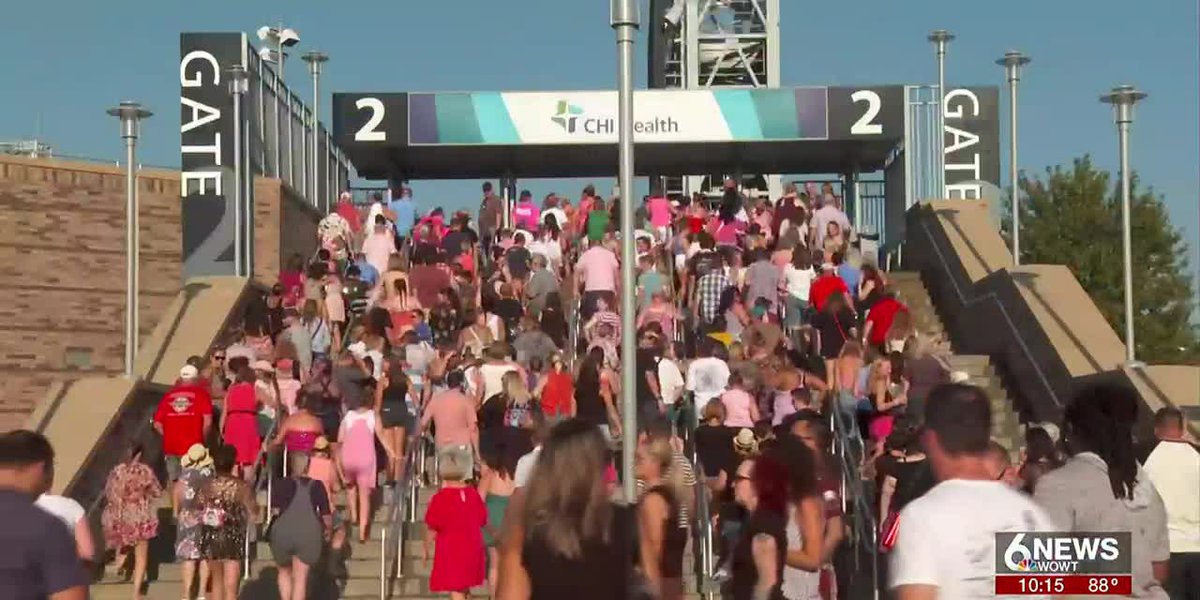 Featured image for Heat-Enduring Fans Pack Omaha Stadium for P!nk Concert