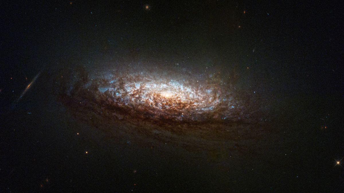 Hubble Captures Stunning Galaxy NGC 1546 in New Pointing Mode