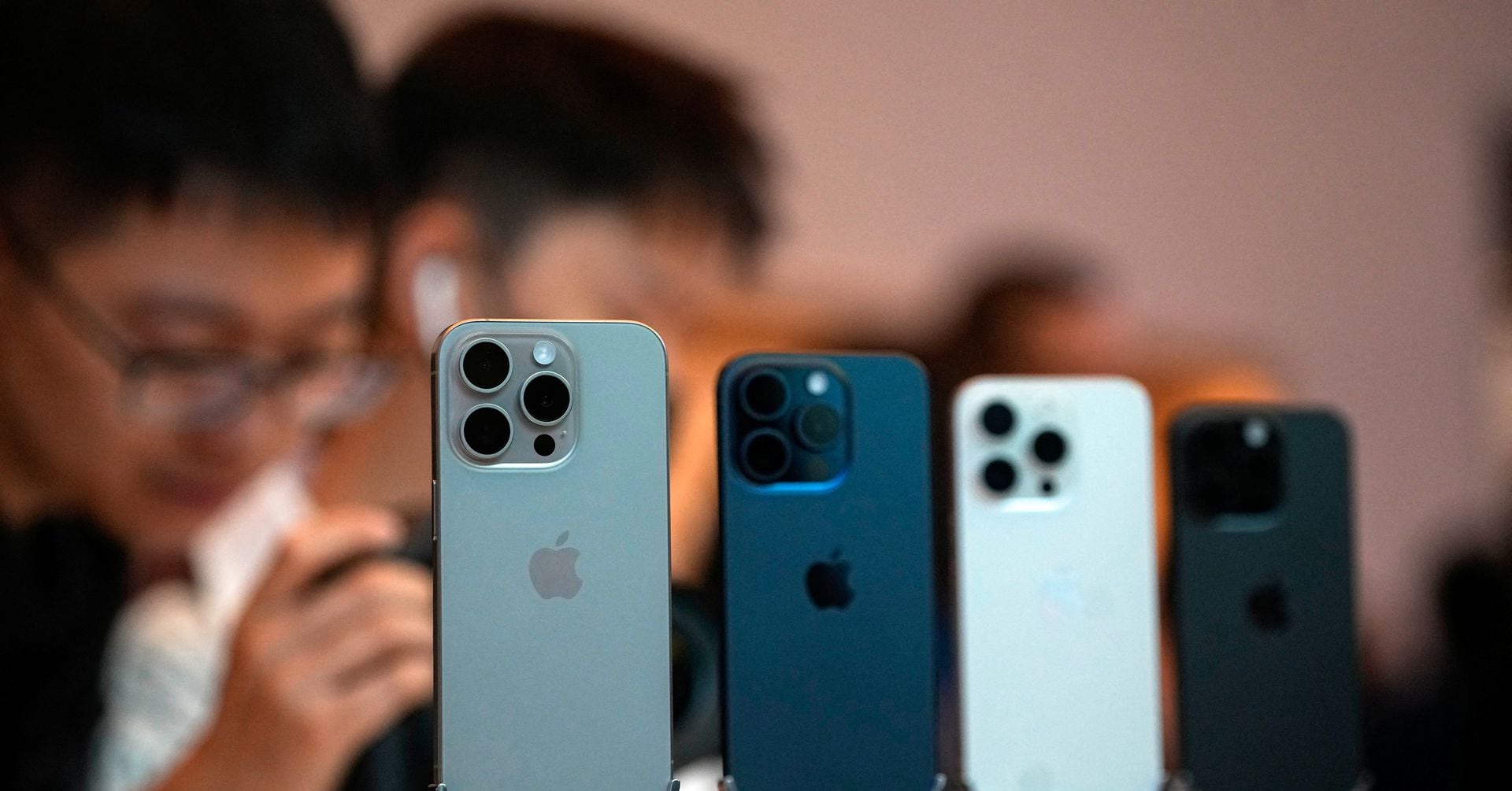 "Apple's iPhone Shipments Decline in China as Huawei Gains Market Share"
