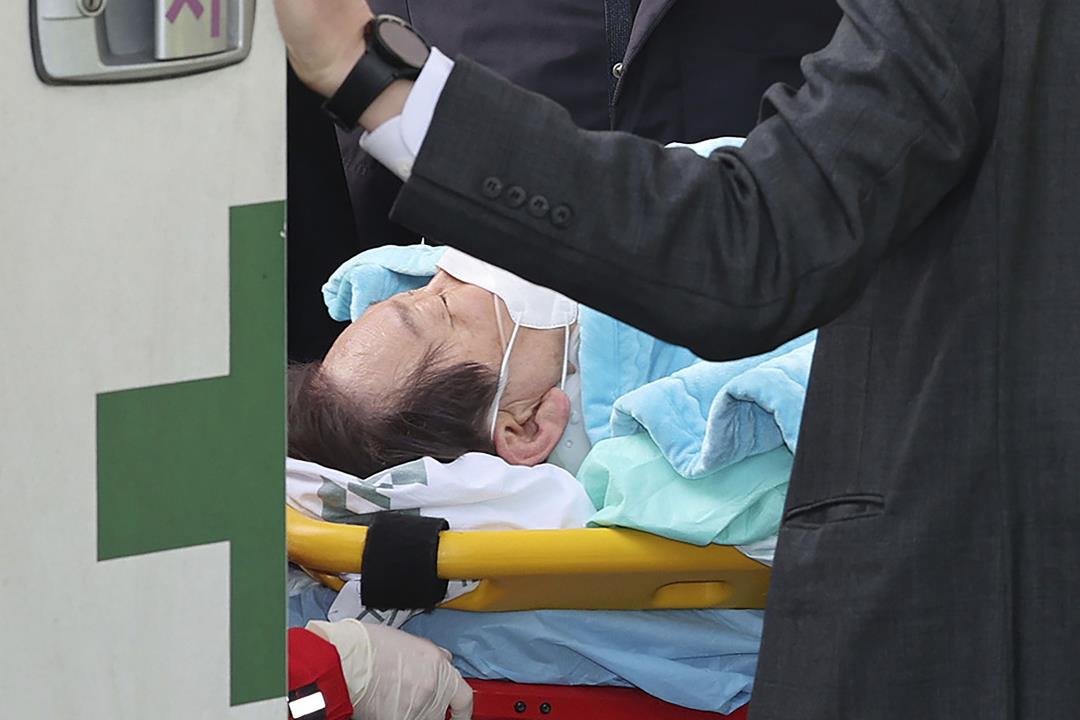 "South Korean Opposition Leader Lee Jae-myung Recuperates After Stabbing as Suspect Faces Charges"