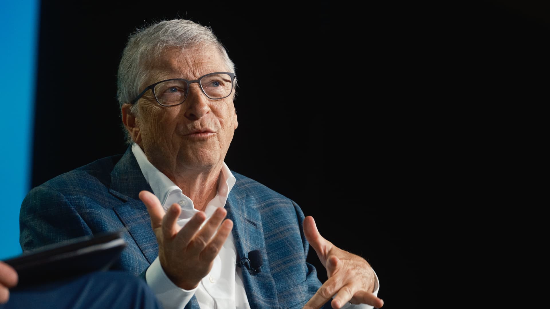 Bill Gates meets with Chinese President Xi Jinping amidst US-China tensions.