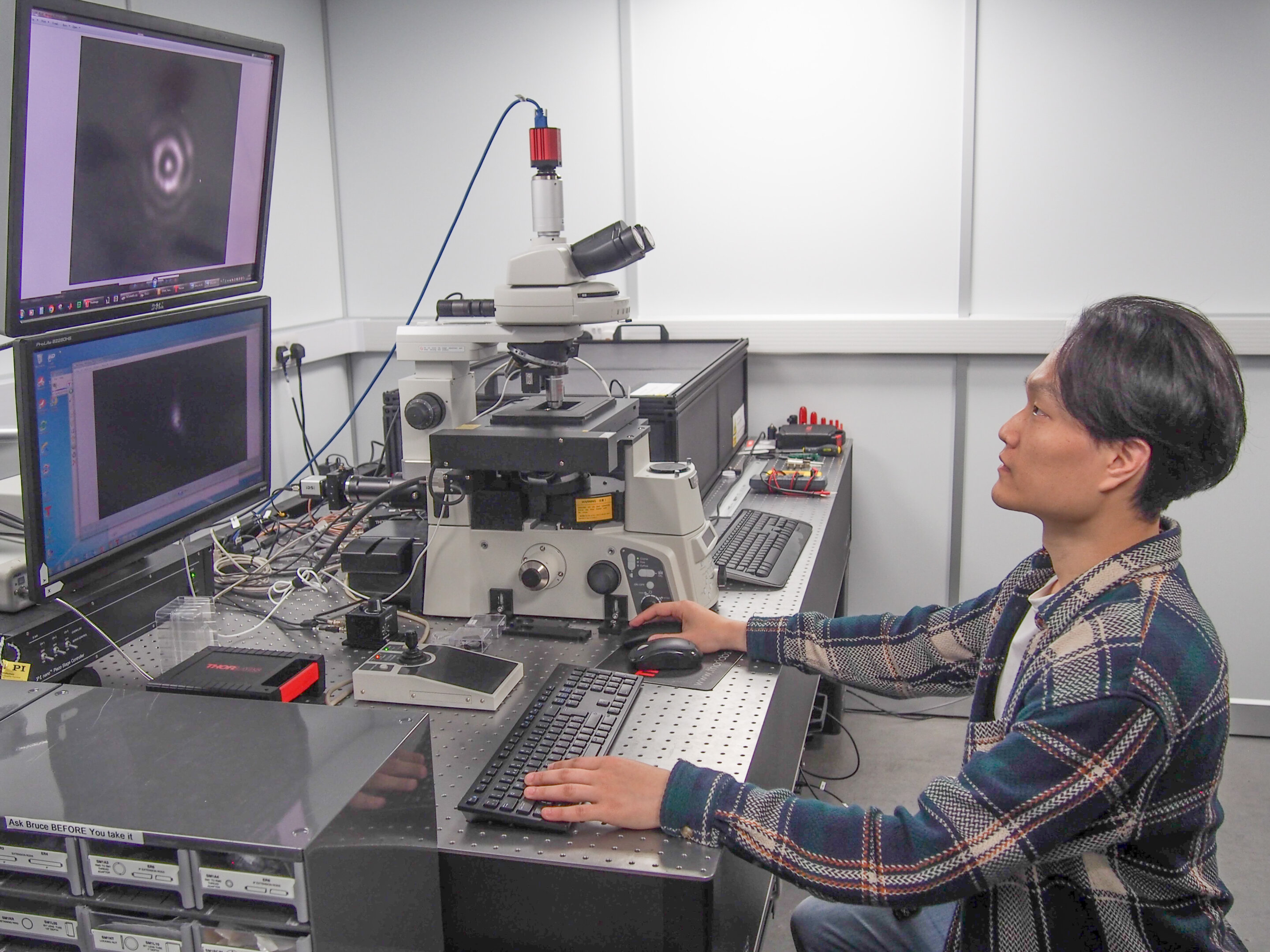 Featured image for Advancements in Topologically Structured Light for Nano-Object Position Detection and High Harmonic Generation on Nanostructured Metasurfaces.
