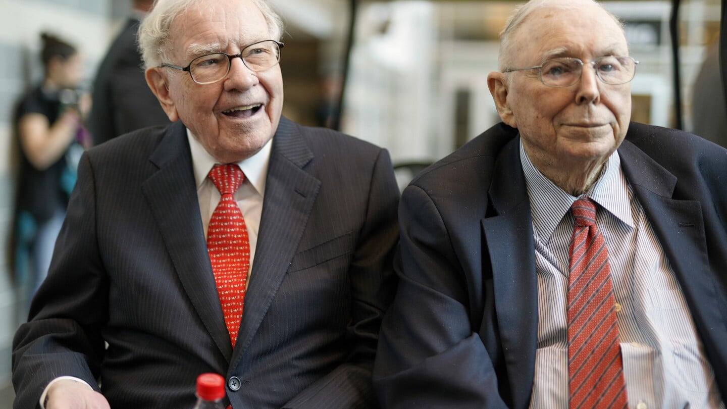 Featured image for "Warren Buffett's Tribute to Charlie Munger and Warning to Stock Market Gamblers"