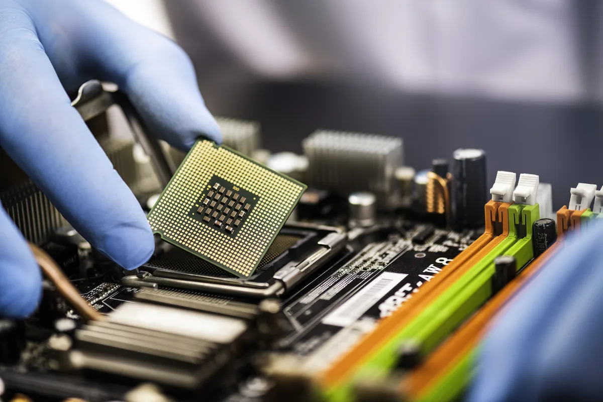 "Wall Street Analyst Predicts 14% Surge for Intel Stock"