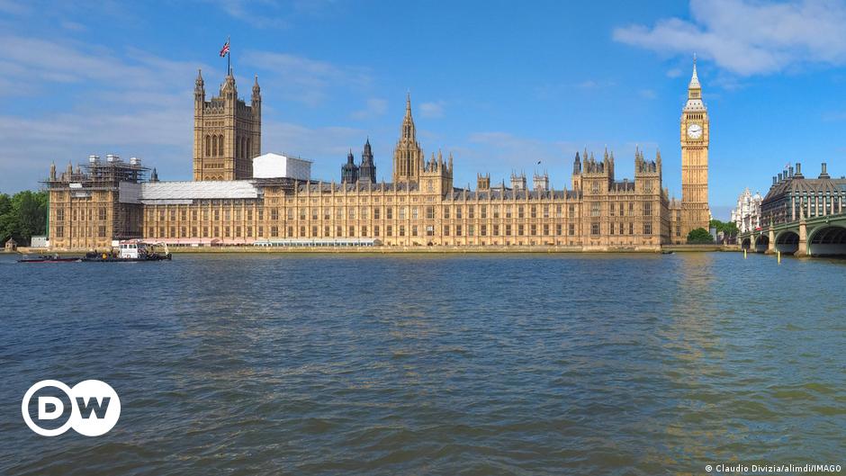 "Lawmakers warn of potential destruction of UK Parliament building"
