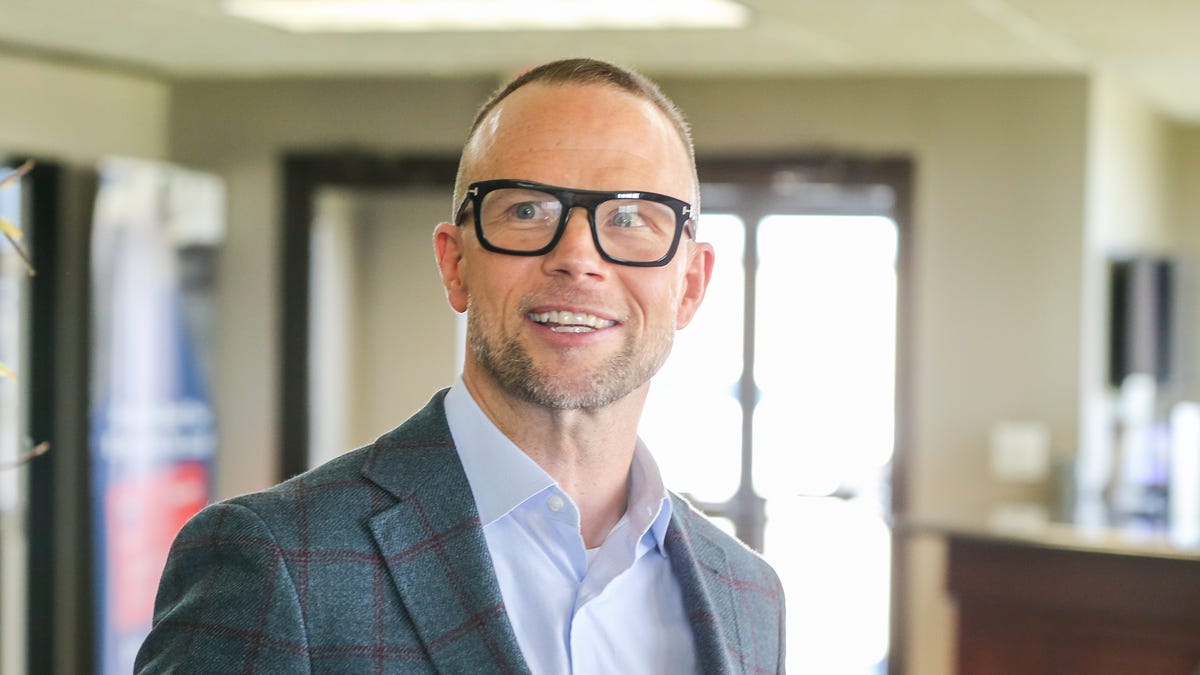 Featured image for "Pat Kelsey's Louisville Basketball Coaching Journey: Salary, Passion, and Press Conference"