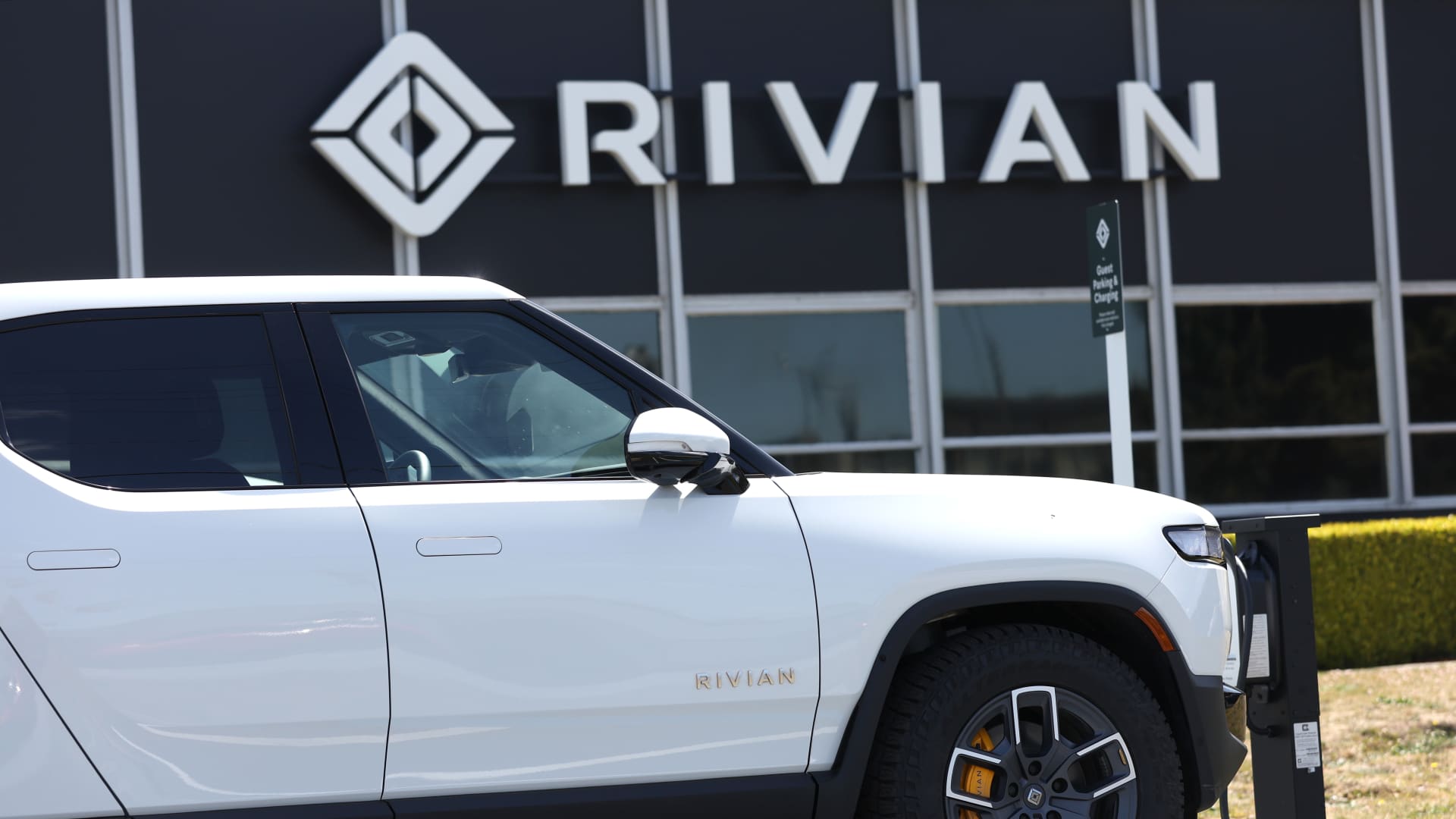 Featured image for Rivian R1T EV Leasing Now Available in Limited Markets