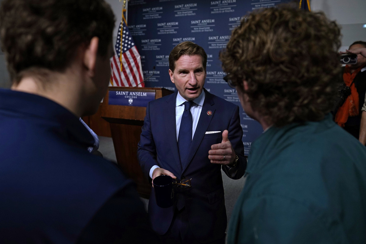 "Dean Phillips Takes on Long-Shot Presidential Bid, Defies No Labels in Final New Hampshire Pitch"