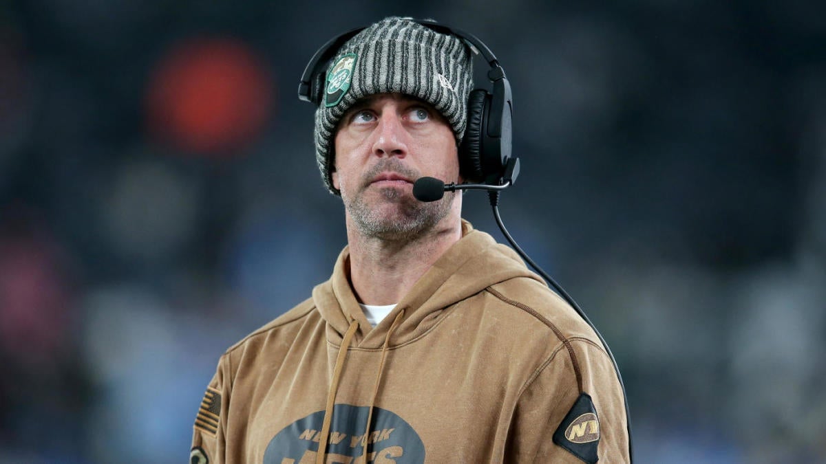 Featured image for "Aaron Rodgers Urges Jets to Eliminate Distractions for 2024 Success"