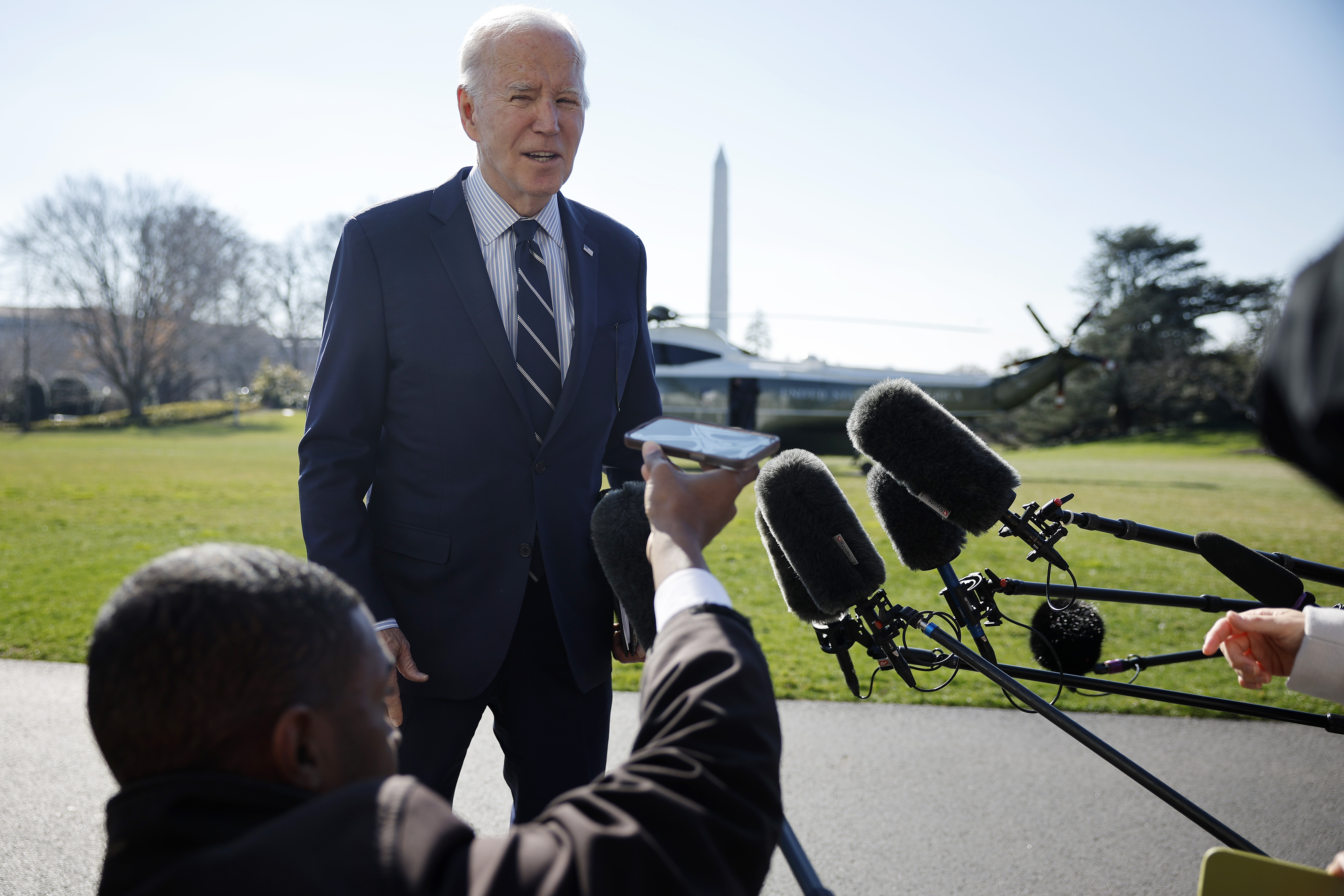 "US Army Faces Pressure Over Ukraine Support as Biden Calls for Funding Bill Passage"