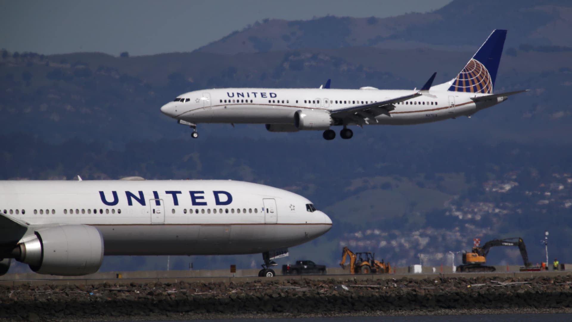 "United Airlines' 2024 Financial Turbulence: Boeing Crisis, Delays, and Profit Forecast"