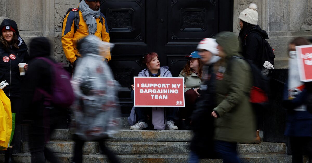 Canada's Public Sector Strike Continues Amid Remote Work Demands.