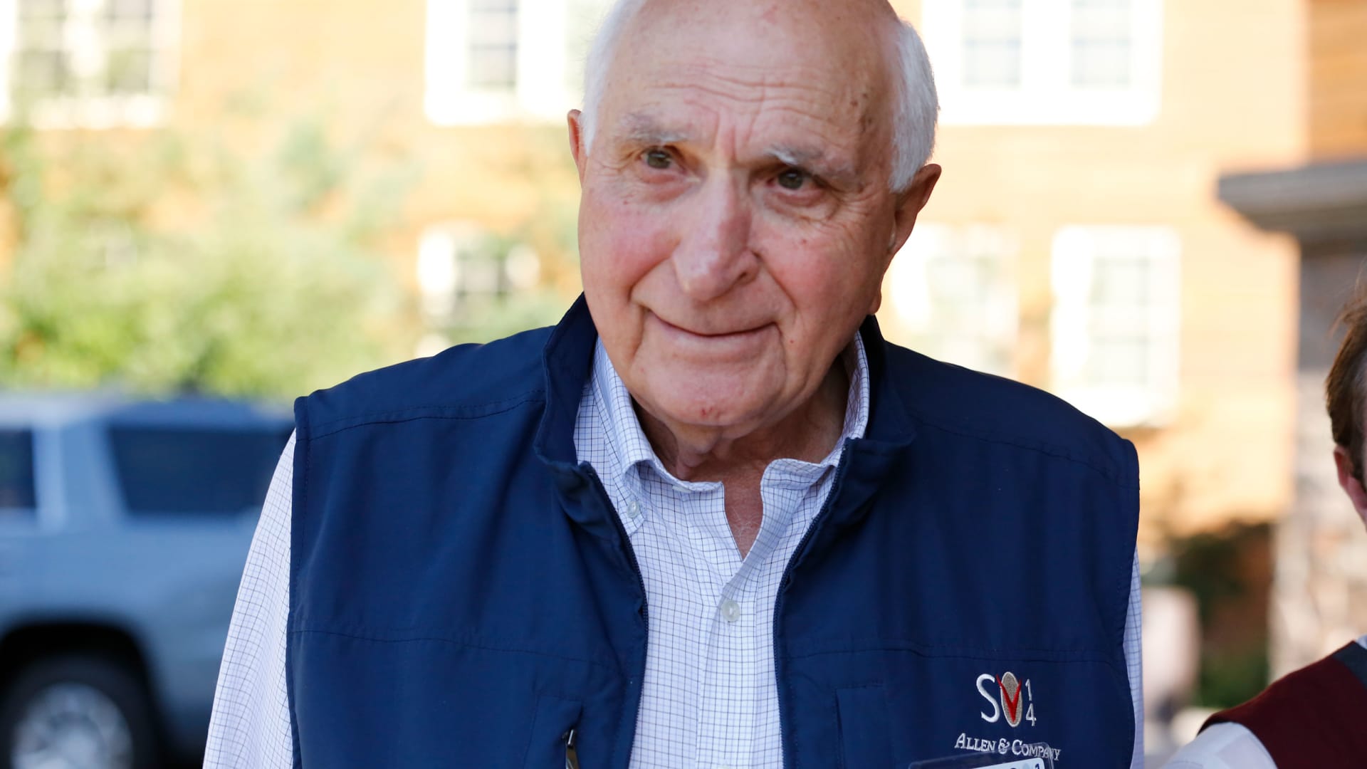 "Billionaire Ken Langone Considers Backing Nikki Haley for 2024 Presidential Run"