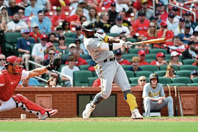 McCutchen's 10th inning homer secures Pirates' victory over Cardinals.