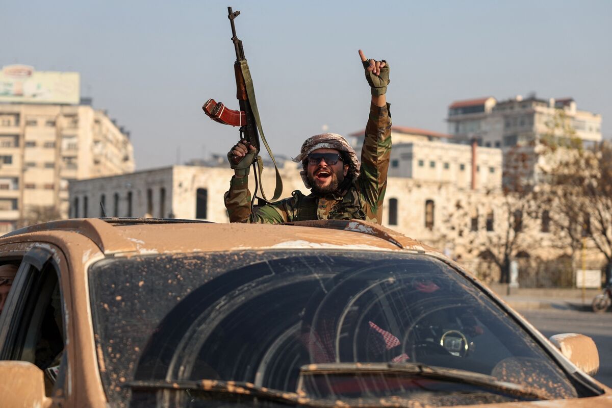 Iran Begins Withdrawal of Key Military Leaders from Syria