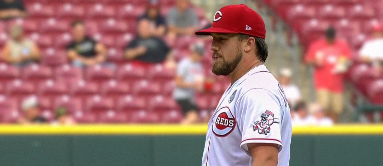 "Braves suffer close loss to Reds in high-scoring game"