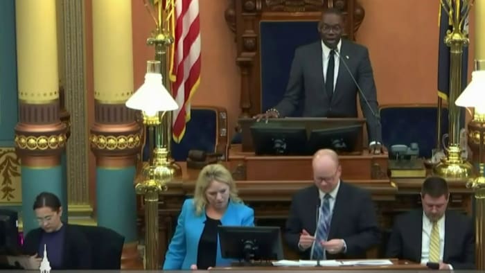 Featured image for Michigan Senate considers repeal of right-to-work law.