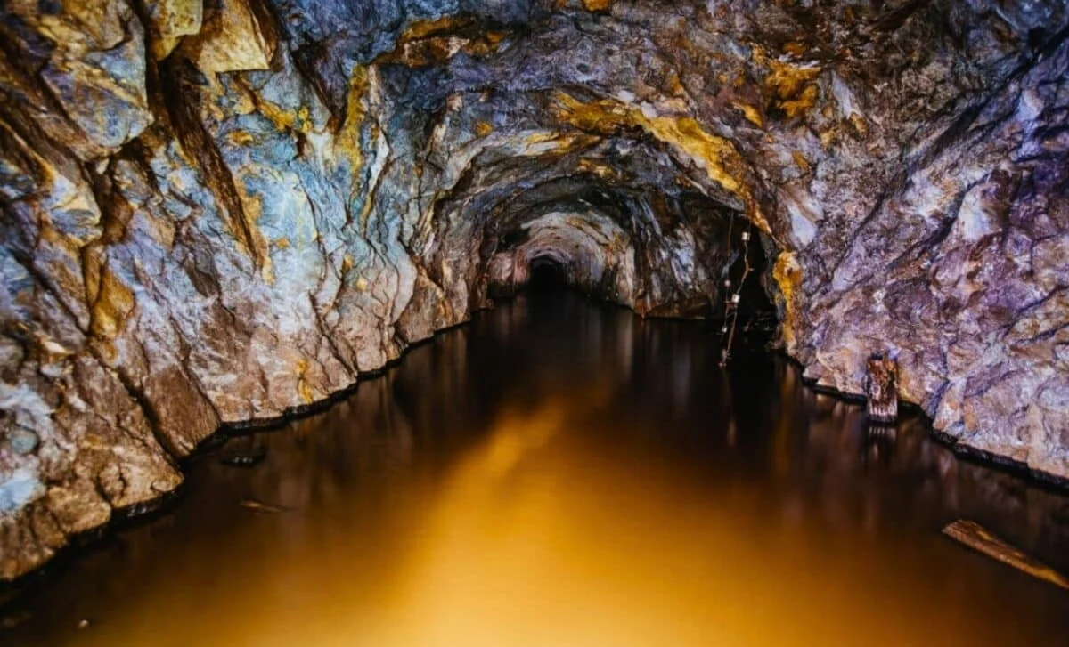 Ancient Groundwater Rewrites Deep-Earth Life Story