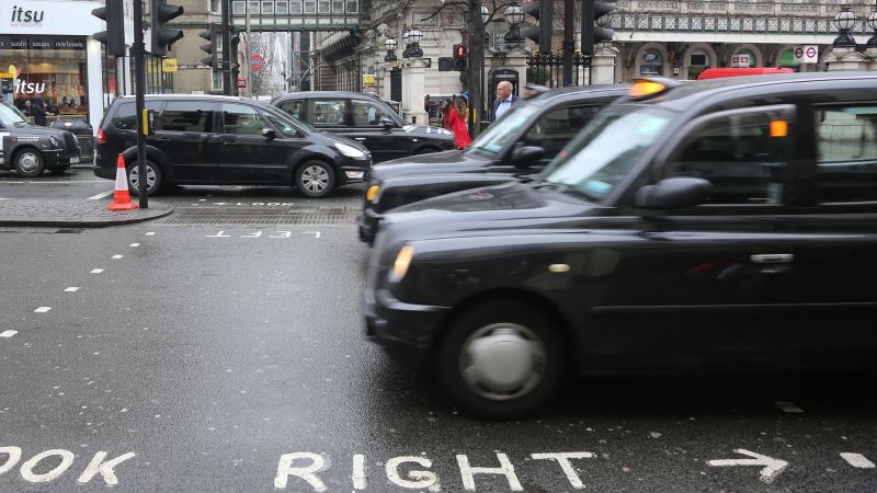 "The Driving Dilemma: US vs. UK Road Rules Explained"