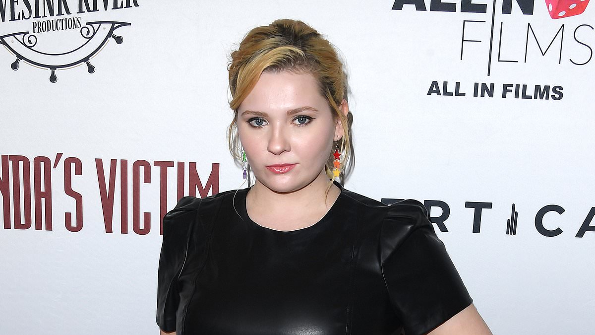 Featured image for Abigail Breslin's Lawsuit Claims Aaron Eckhart's "Aggressive, Demeaning" Behavior on Set