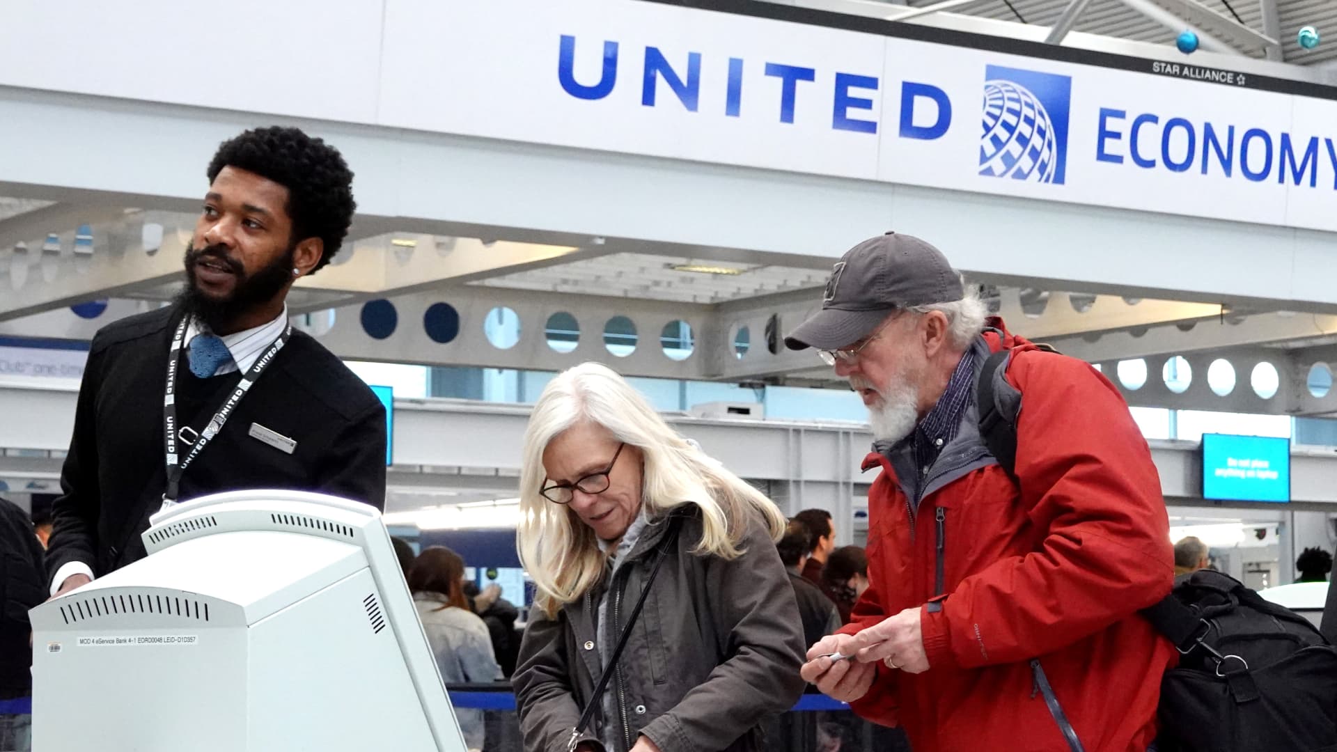 Featured image for "United Airlines Introduces Mileage Pooling for Families and Friends"