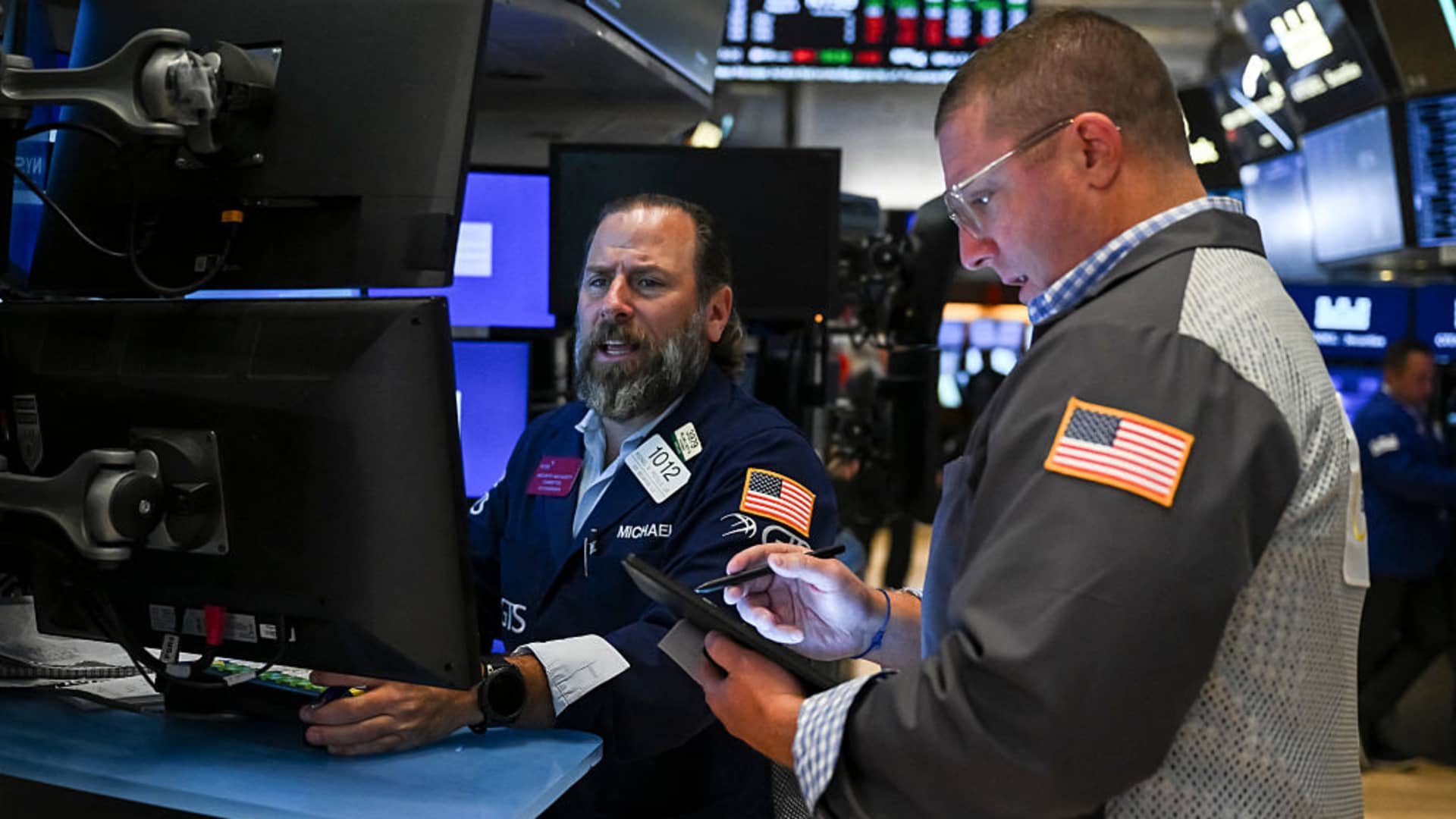 Wall Street Gains Amid Trade Tensions and Earnings Focus