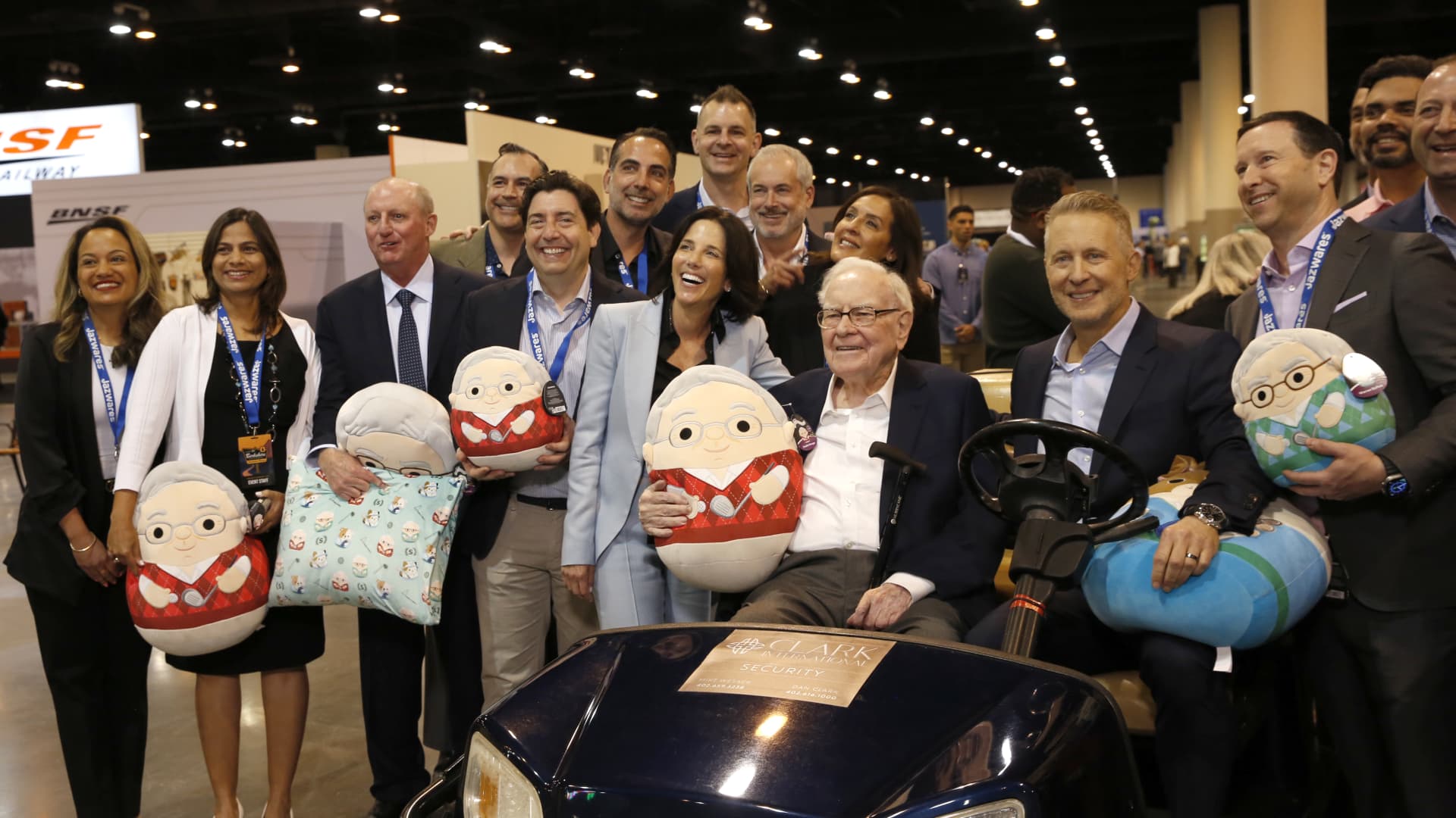 Featured image for Warren Buffett's Departure Sparks Uncertainty Over Berkshire's $300B Portfolio