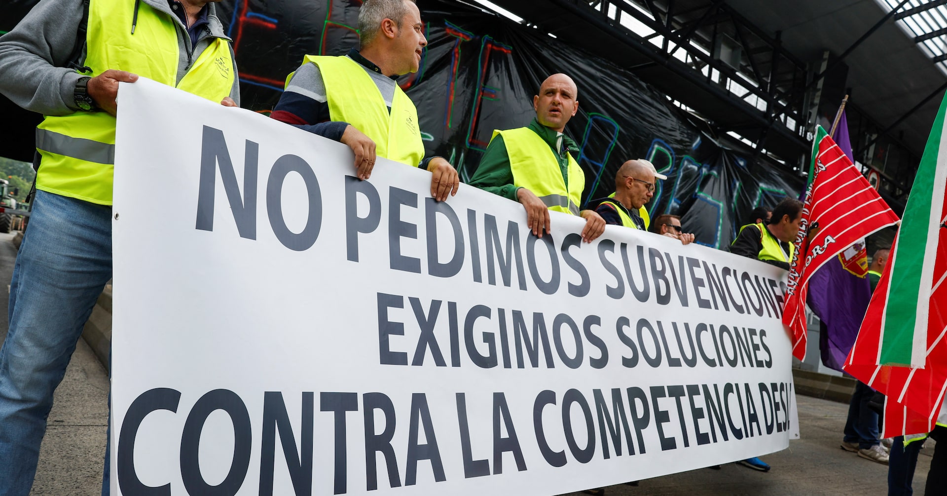 Featured image for Farmers Block Spain-France Border in Historic Pre-Election Protest