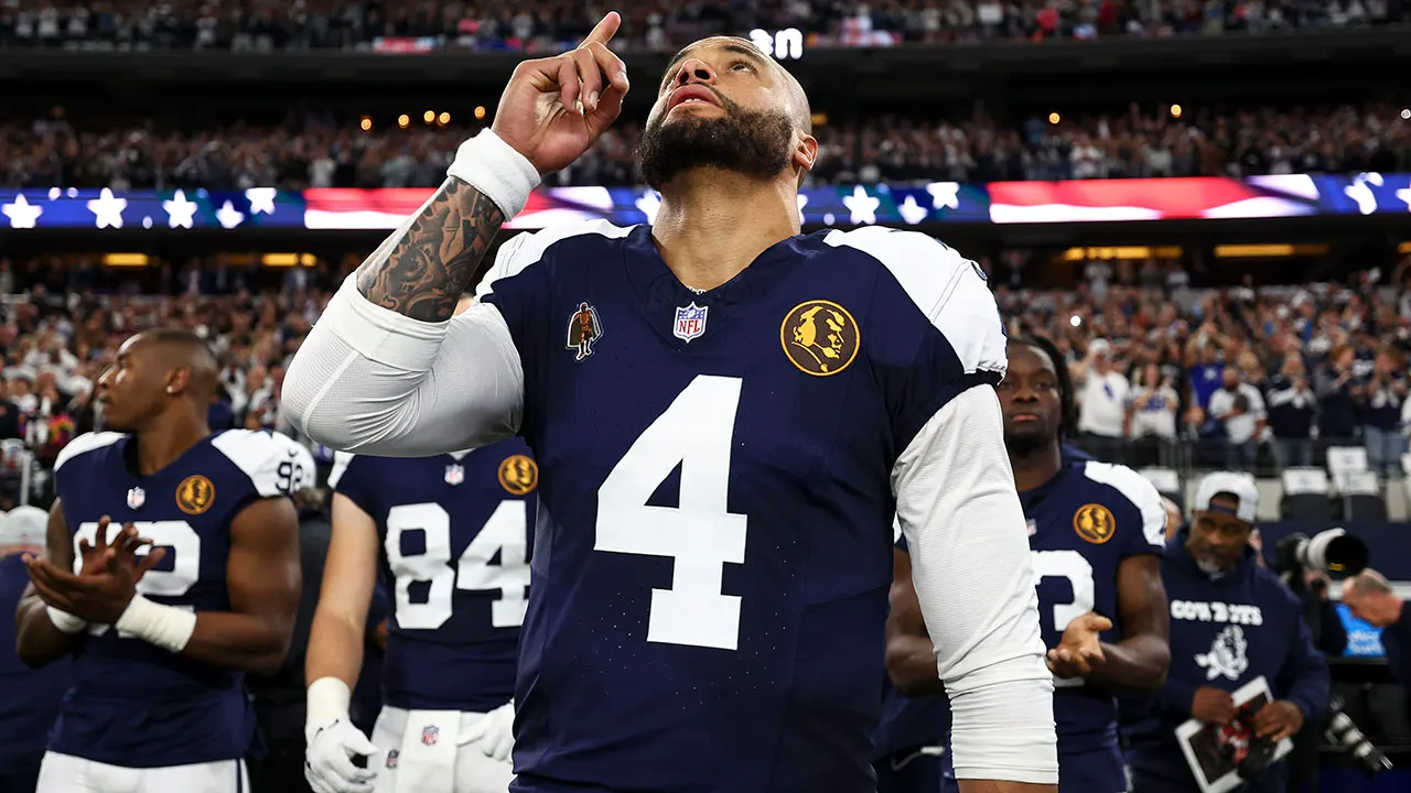 "Cowboys Dominate Commanders on Thanksgiving with Prescott's Historic Performance"