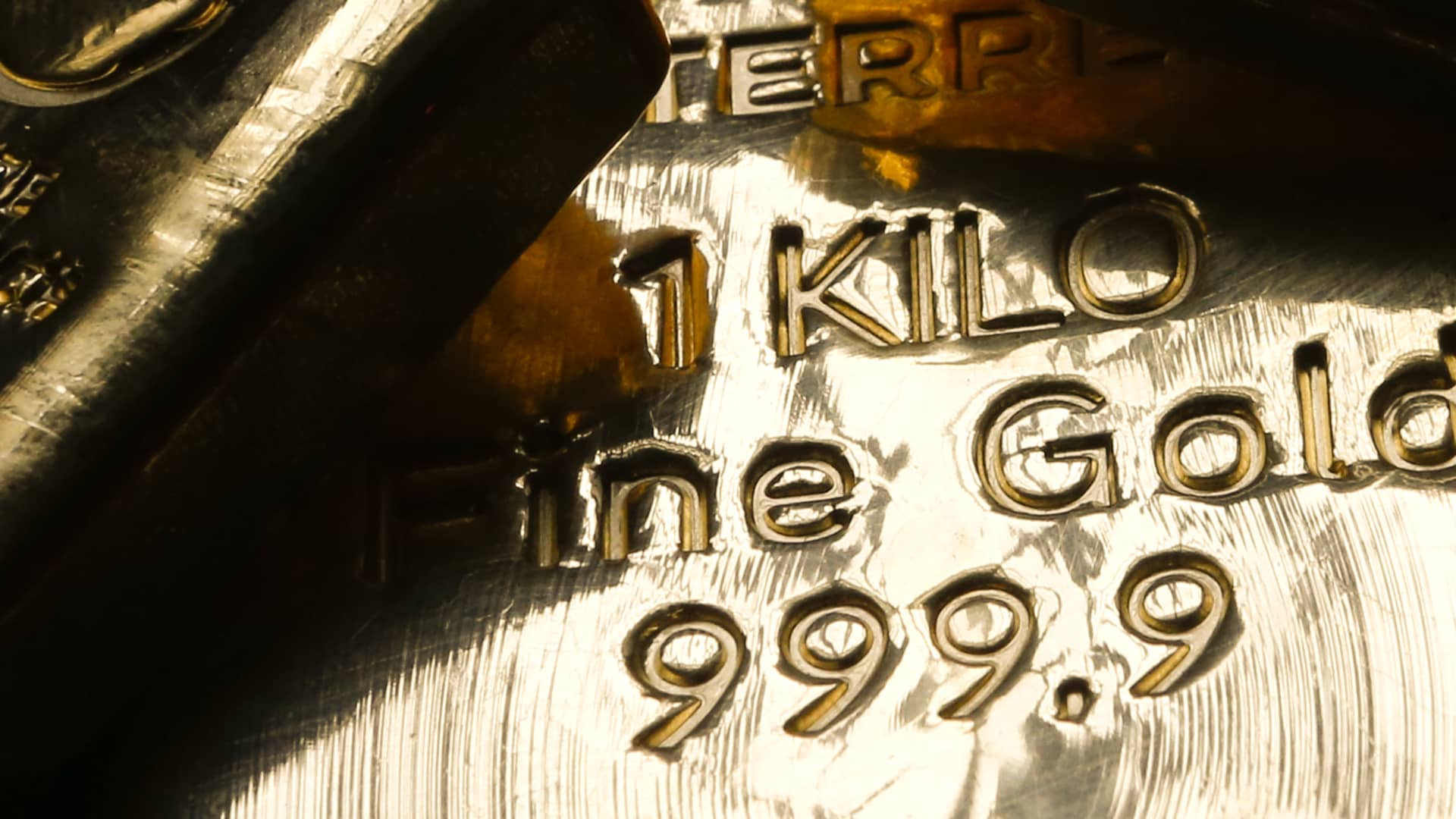 Gold Prices Dip Amid Stronger Dollar and Trump Optimism