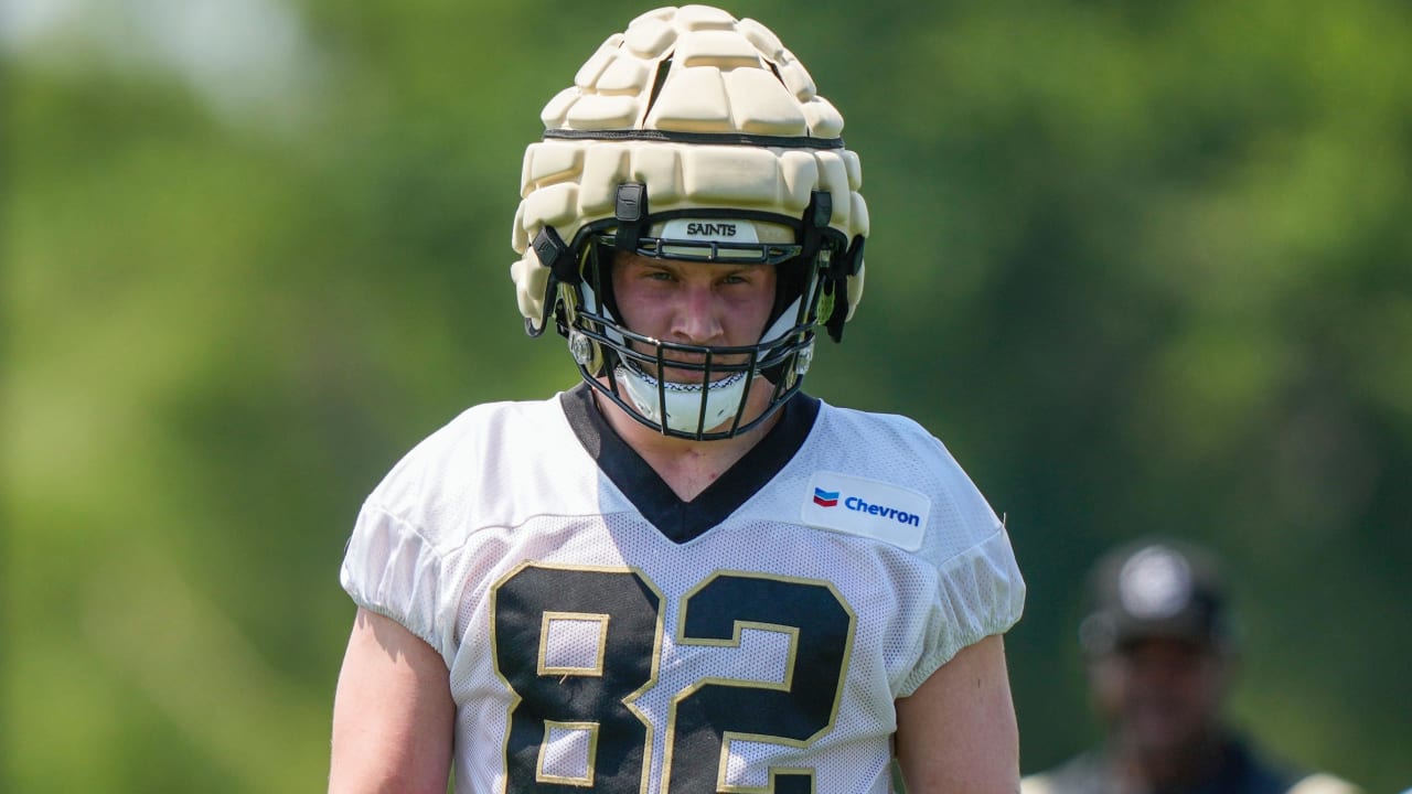 Featured image for Foster Moreau Overcomes Cancer Scare to Participate in Saints OTAs.