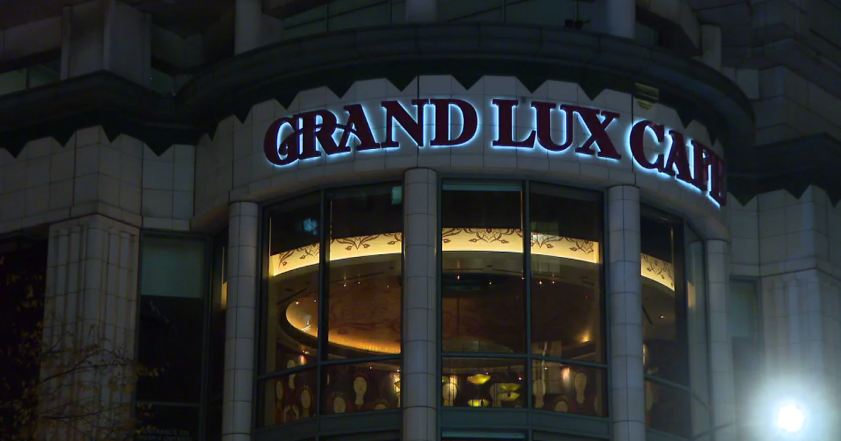 "Chicago's Grand Lux Cafe on Magnificent Mile Shuts Down, Leaving Customers Disappointed"