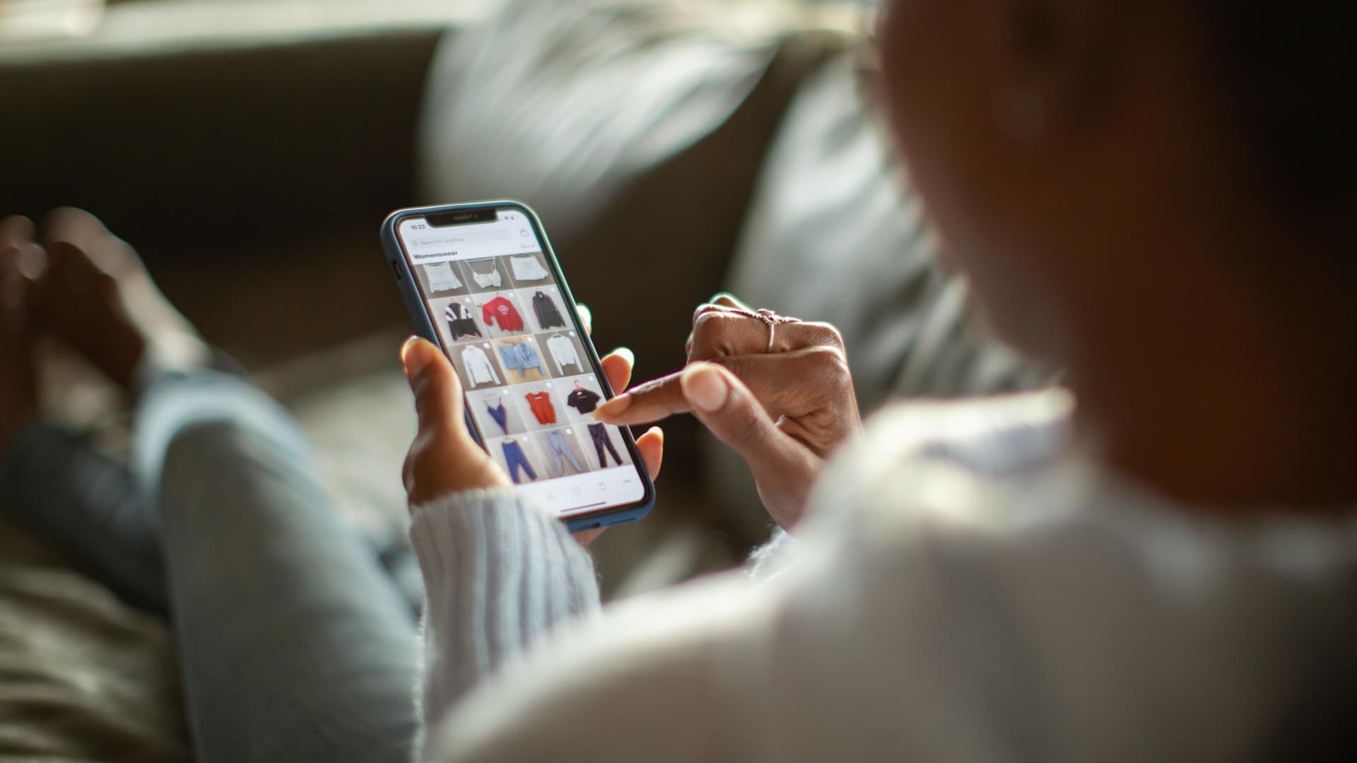 Featured image for US Holiday Online Sales to Grow 5.3% Amid Economic Uncertainty