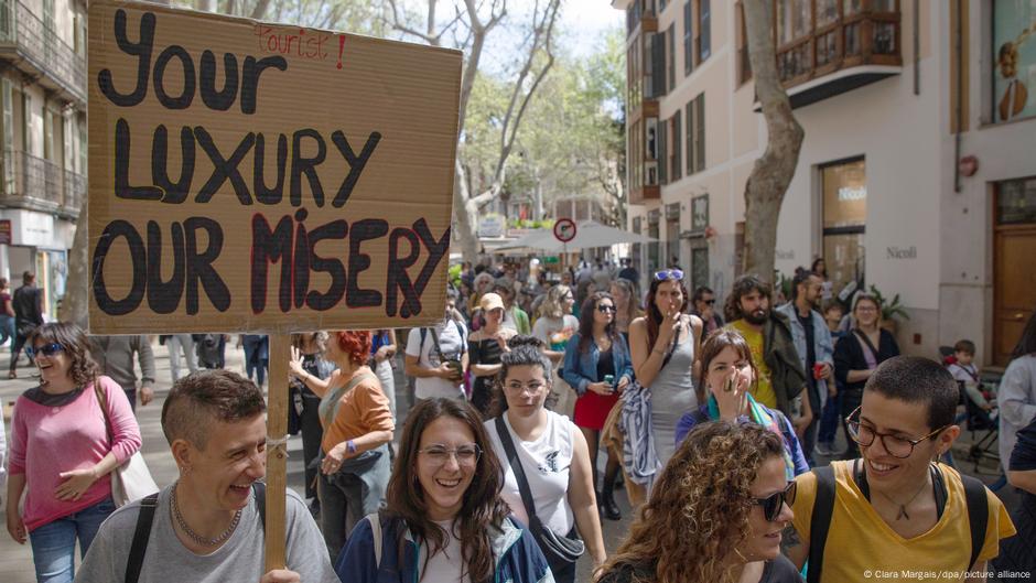 Featured image for Southern Europe Faces Rising Overtourism Protests and Challenges