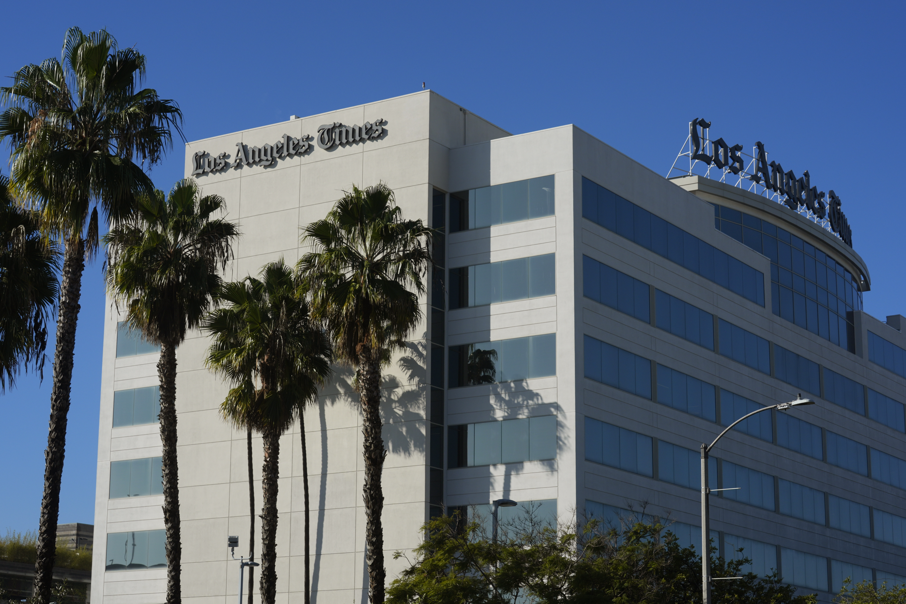 Los Angeles Times in Turmoil: Massive Newsroom Layoffs and Senior Editors Resign