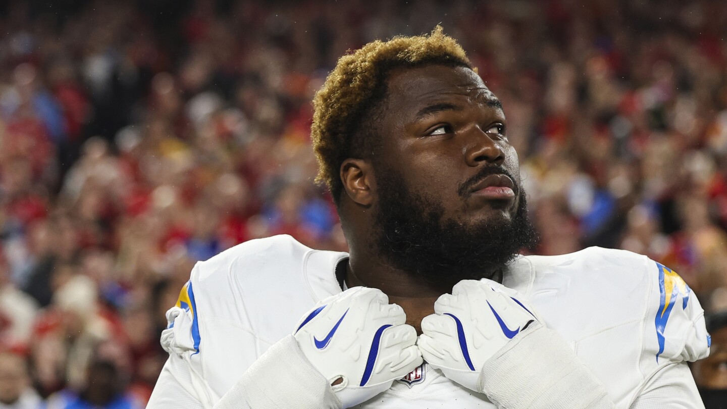 Featured image for Controversy Over Teair Tart's Non-Ejection After Slap on Travis Kelce