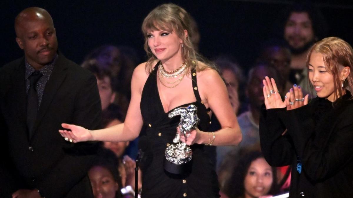 "Taylor Swift's Game Day Appearance Fuels Travis Kelce Dating Speculations"